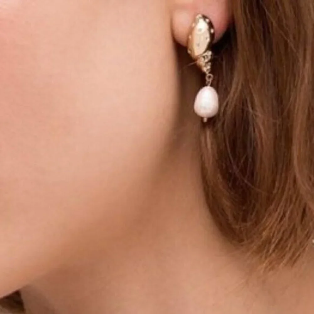 NWT Kate Spade Under the Sea Pave Gold Shell Freshwater Pearl Pierced Earrings